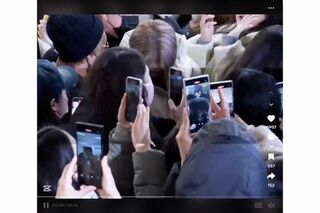 韓国の空港で大勢のファンに囲まれ、もみくちゃにされる『なにわ男子』（TikTokより）