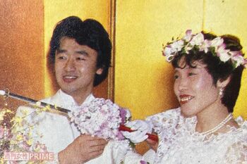 1982年2月28日に東京プリンスホテルで挙式した桑田佳祐・原由子夫妻（「週刊女性」同年3月23日号の誌面を接写）  