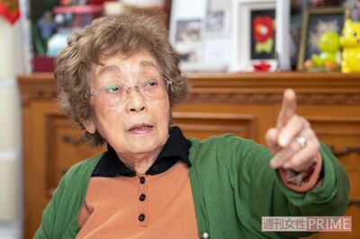 窓の外を指さし、「空が真っ赤だった」と東京大空襲の記憶を思い起こす榮子さん　撮影／伊藤和幸