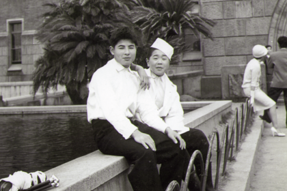 17歳、新大阪ホテルでの修業時代。写真右が坂井さん