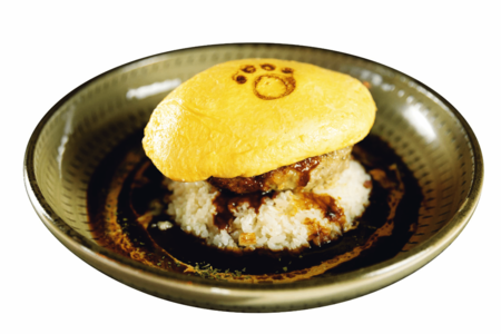 福岡『はんばーぐとおむらいすの店 いくら』鉄板でオムライスが完成感動体験ごと味わえる福岡でいちばん行列のできるオムライス店。「お客さんの目の前で、土日は1日300食のオムライスを作っていますよ」（大坪社長）ちなみに店名の由来は社長の愛犬の名前、焼き印はその肉球モチーフだ