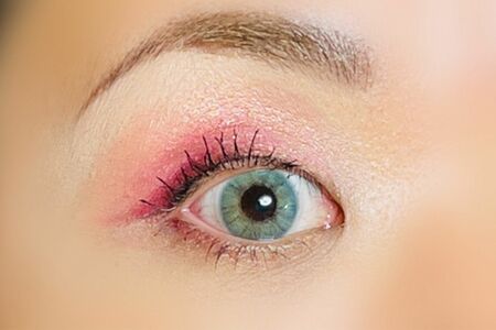 カラコンは、虹彩部に色がつき、瞳孔部は透明になっている。日本での承認基準はあるものの、海外製も多く出回っており、通常のコンタクトレンズと比べてトラブルが多い※写真はイメージです