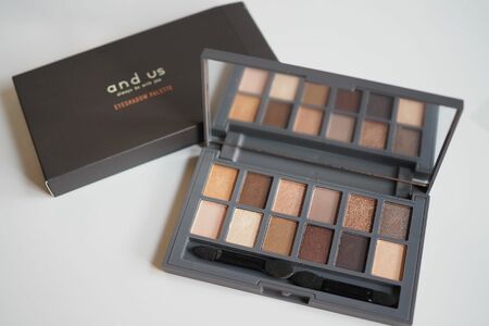 「色数の少ない新シリーズのテスターも使ってみましたが、色づきのイマイチ感は変わらず」（つくもさん）