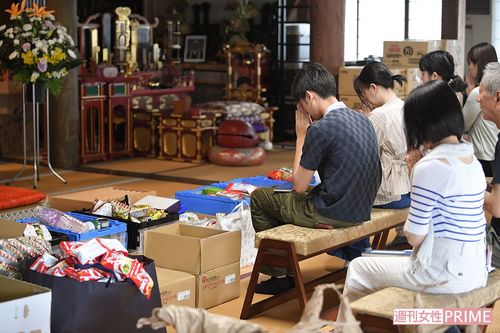 発送会の前のお勤め。参加者も仏様に手を合わせる