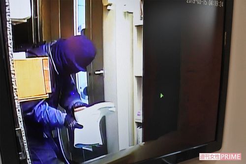 防犯カメラには神尾容疑者が長靴を盗む瞬間が鮮明に映っていた