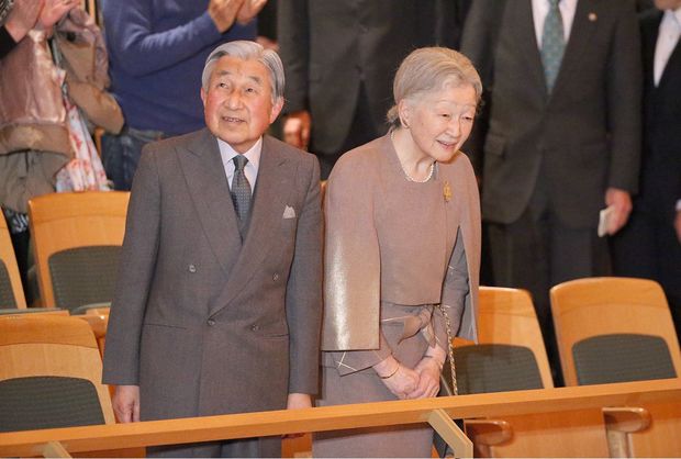 昨年の「全国戦没者追悼式」で陛下の異変に気づかれた美智子さまは、さりげなく“アシスト”を