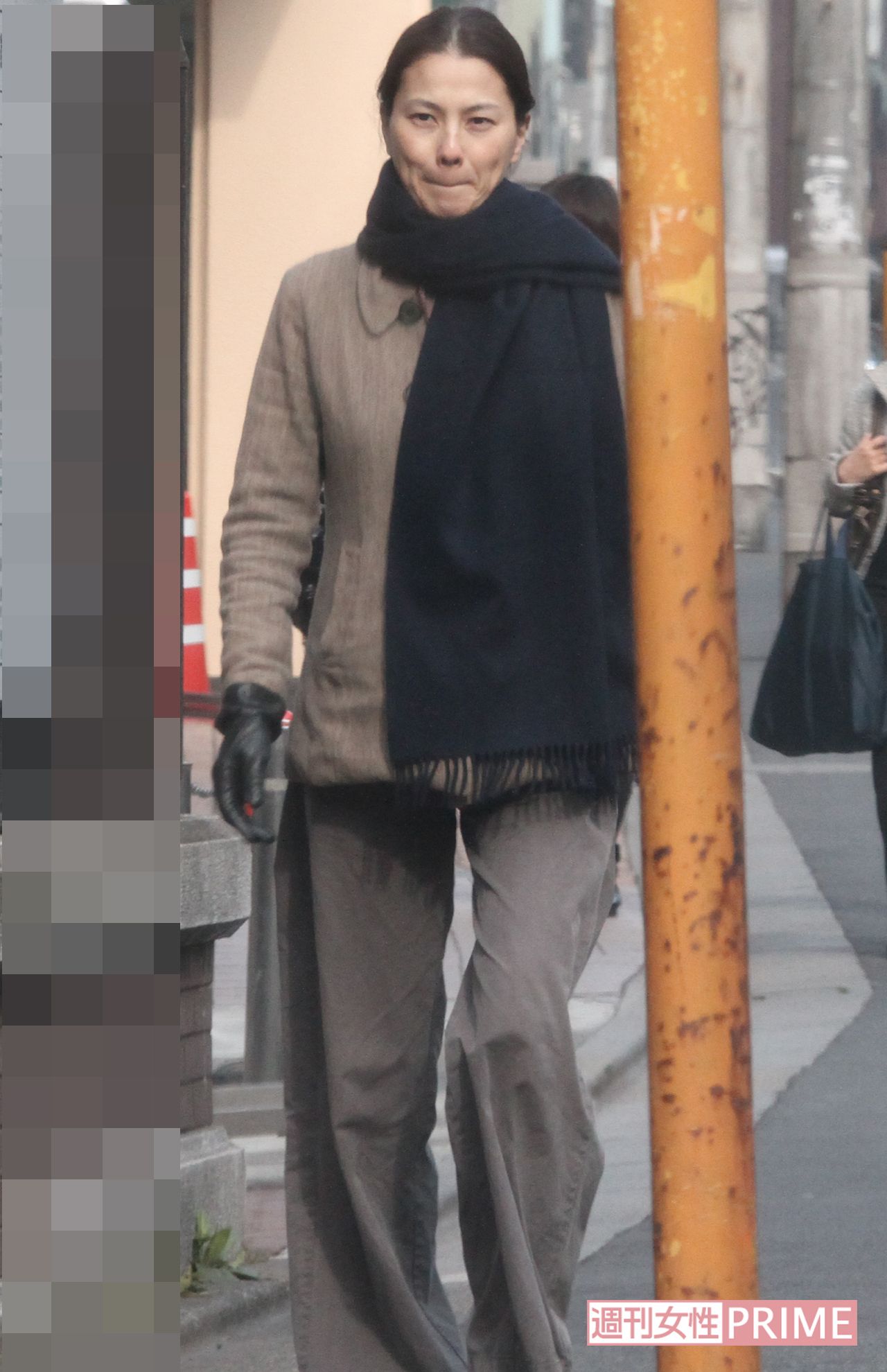 '10年2月23日、娘を幼稚園に送り届けて帰宅する江角マキ子