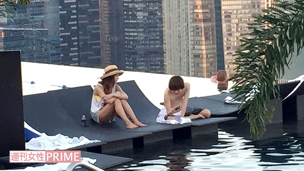 シンガポールの高級ホテル、屋上のプールサイドで密会する伊野尾慧とセクシー女優・明日花キララ（’16年1月）