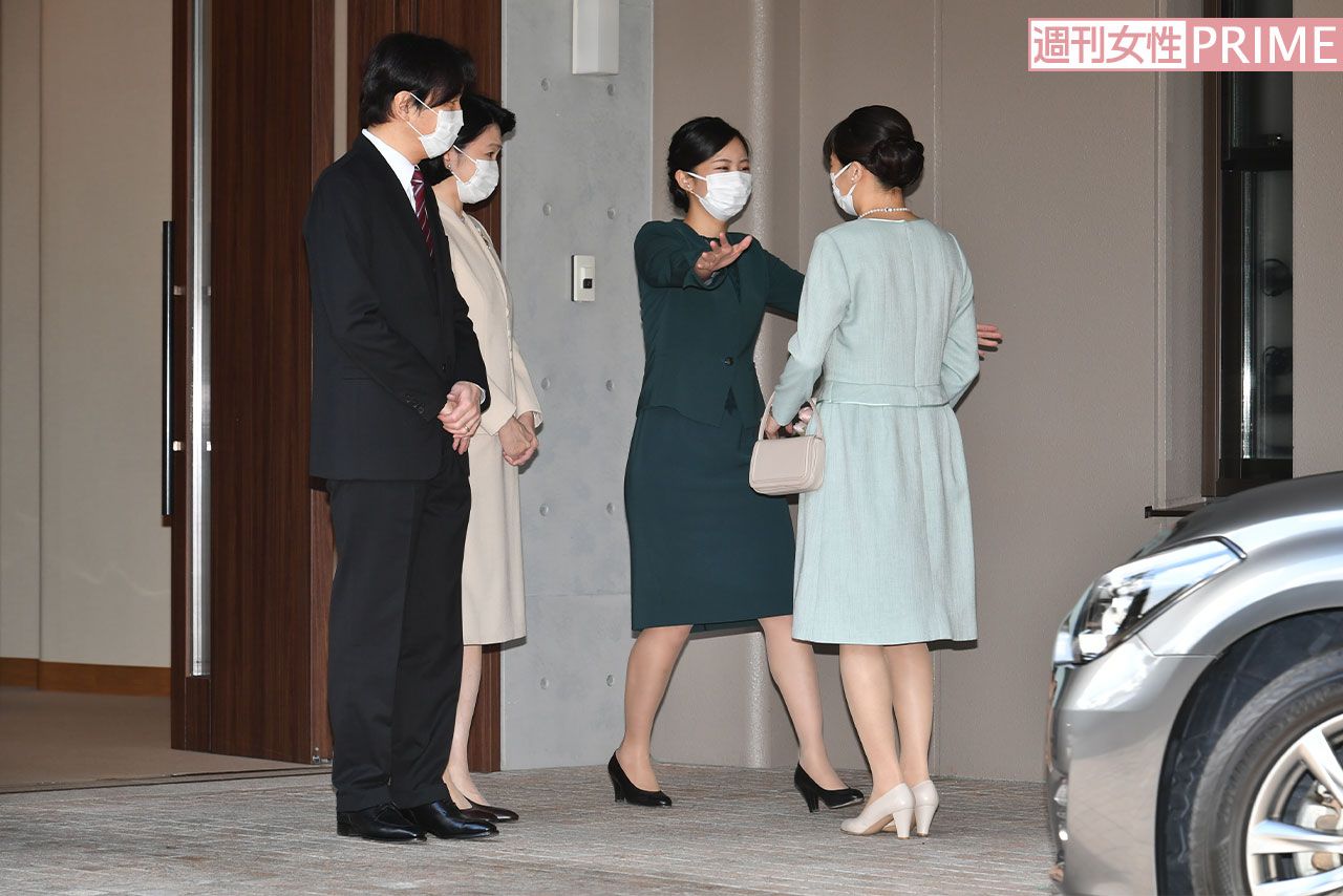 '21年10月に姉の眞子さんを見送るときにもダークグリーンのスーツを着ていた佳子さま