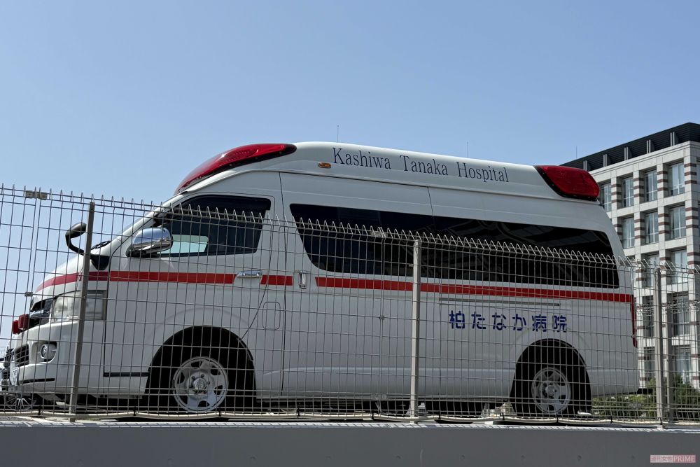柏たなか病院の駐車場には救急車があり、総合病院として地域医療を担う