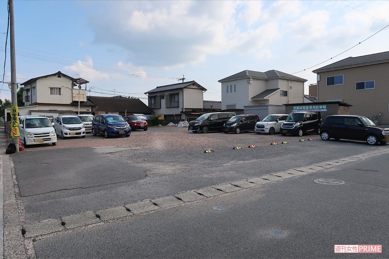 双葉保育園の駐車場。奥に見える献花がされている場所に、冬生ちゃんが熱中症で亡くなっていた送迎バスがあった