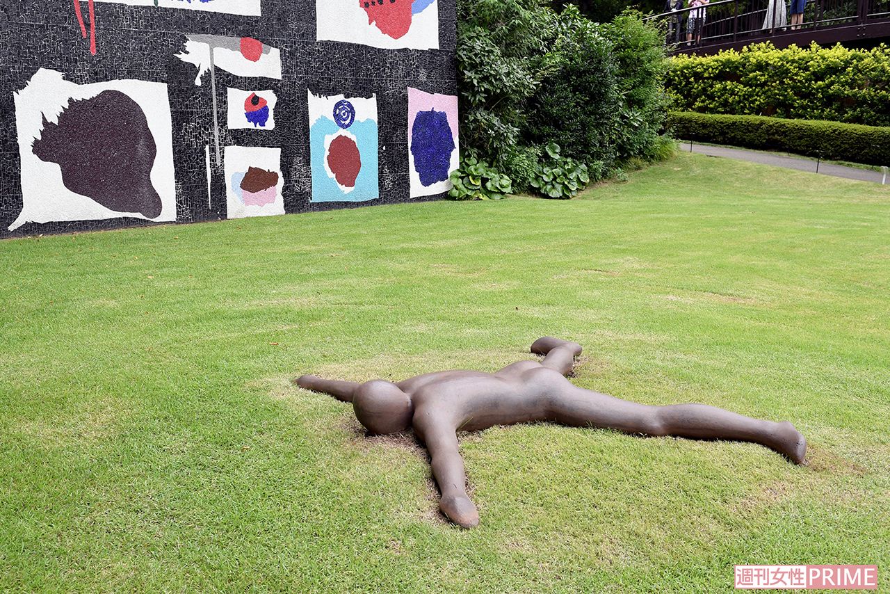 アントニー・ゴームリーが自らの身体をかたどった「密着」（下）　撮影／渡邉智裕