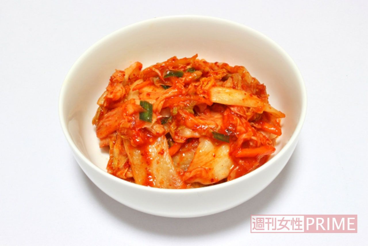 ＋キムチ　乳酸菌が腸内環境を整える「納豆に含まれるナットウキナーゼ。そこにキムチや塩こうじなど発酵食品の乳酸菌が加わって腸内環境が改善され便秘を解消します」 血行を促進する効果が倍増