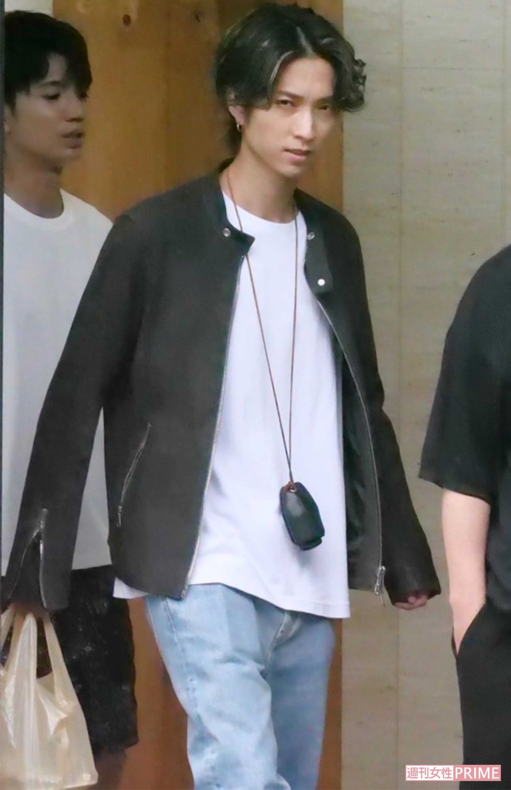 午前中は雨が降っており、気温も湿度も高かったにもかかわらず、ジャケットを着込む田中樹