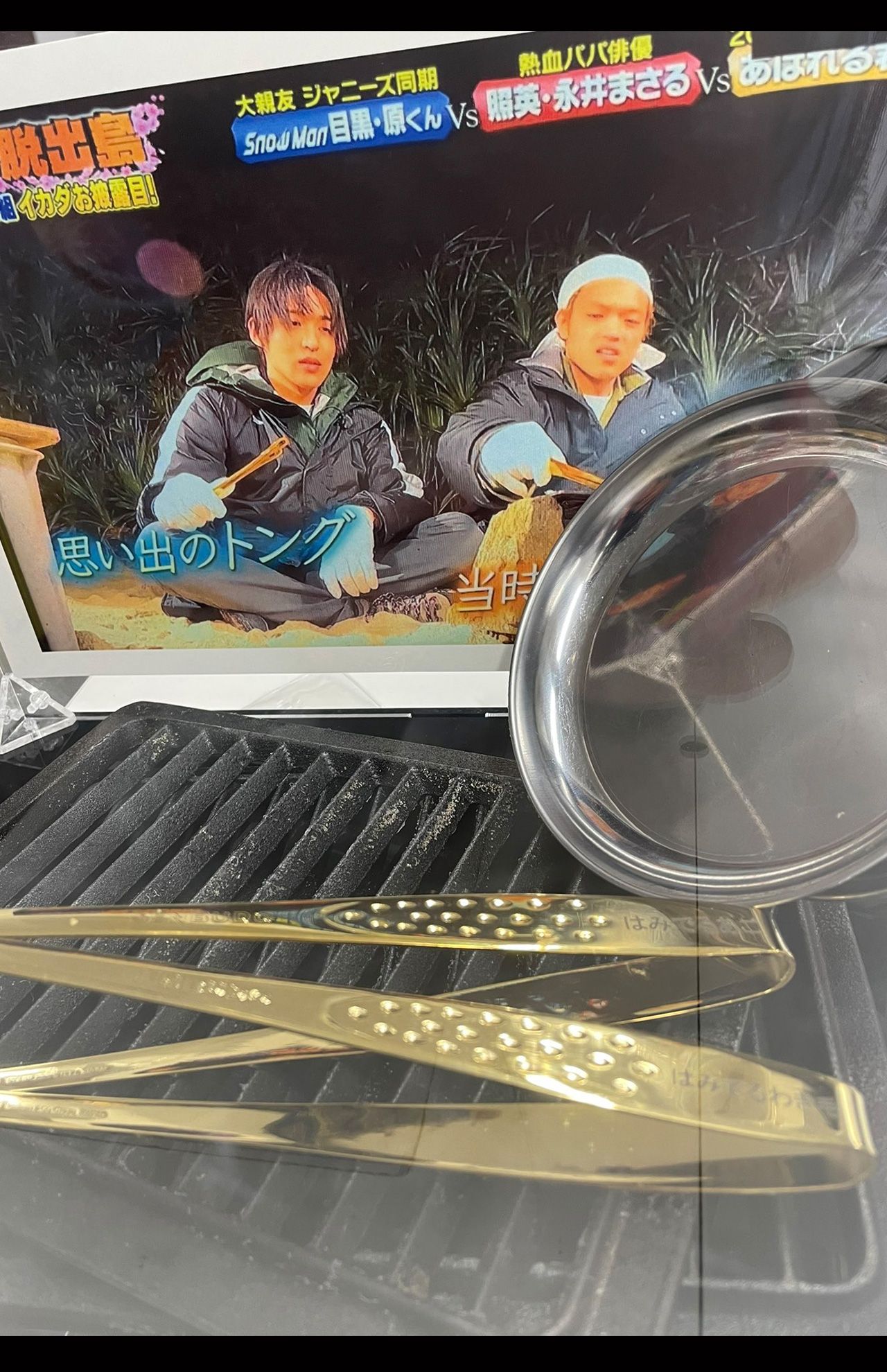 都内の店舗に飾られている目黒蓮と原嘉孝が作った名前入りのトング（焼き肉店のSNSより）