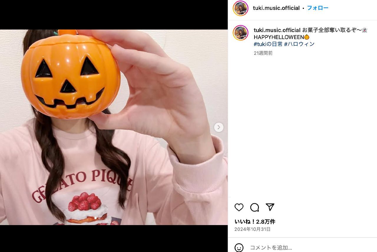 覆面女子高生シンガーのtuki.（公式Instagramより）