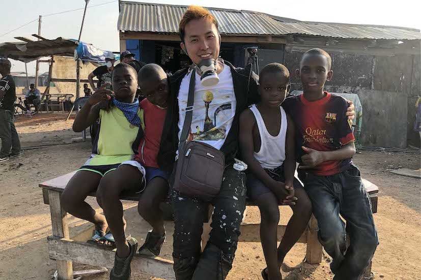 電子機器などの廃棄物という先進国の“闇”を受け入れてきた場所に住む子どもたちに笑顔を届けてきた　(c)MAGOCREATION