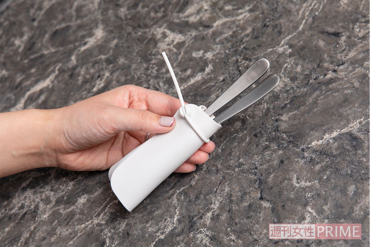 シリコーン　カトラリーカバー。かさばりがちなカトラリーケースも、くるっと巻いてヒモで留めればコンパクト　撮影／矢島泰輔