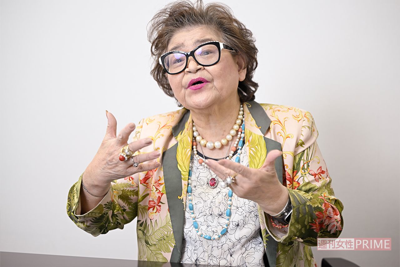 インタビュー中の和泉節子は身振り手振り、表情豊かに語っていた
