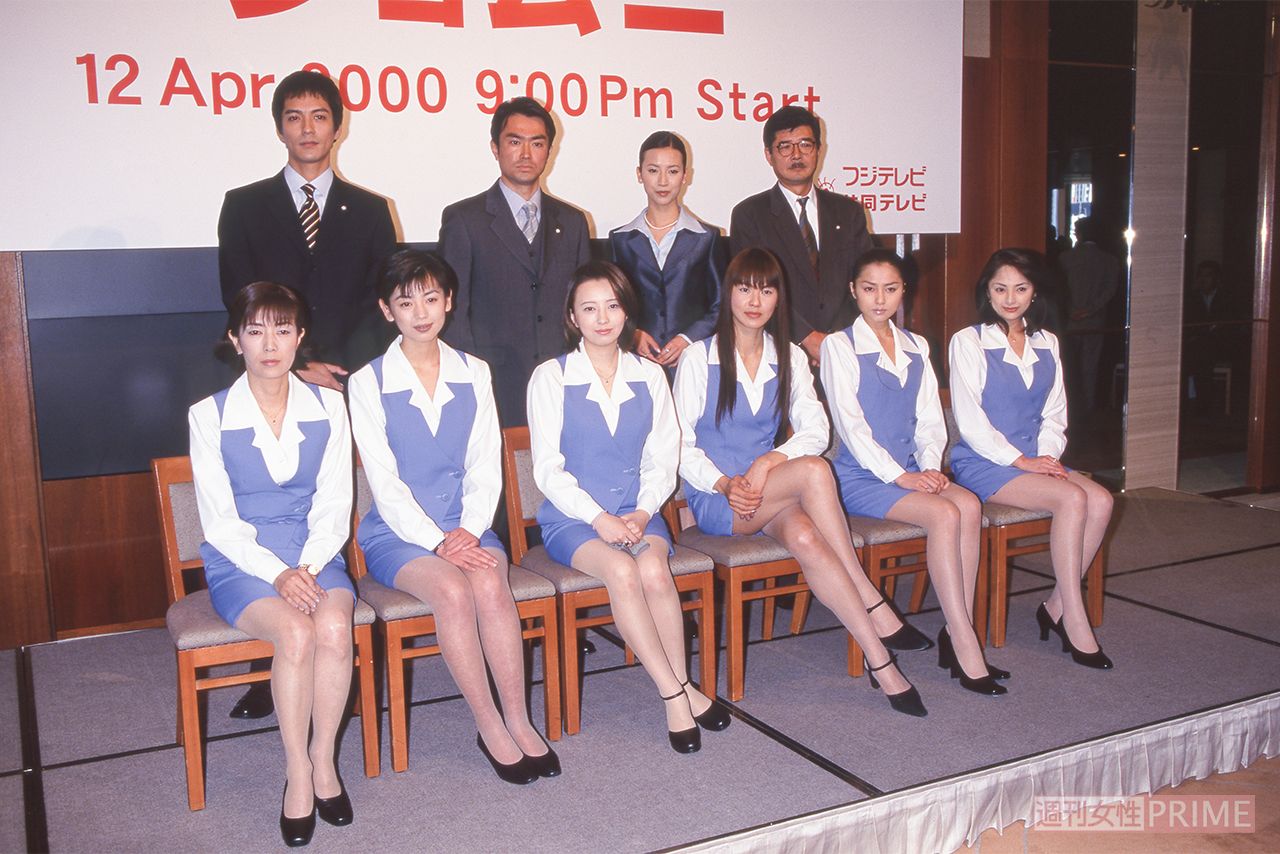 江角マキコ（前段右から3人目）は主演の坪井千夏役として出演。以降、自身の代表作となる