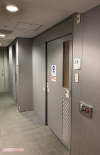 渡部建の不倫現場となった多目的トイレの奥は男子トイレ・女子トイレが並んでいる