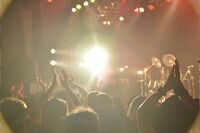 有岡大貴と知念侑李、ペアルック＆ビール片手に音楽フェス参戦