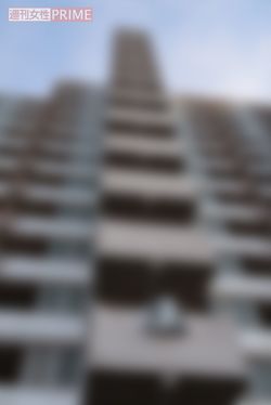 Tが飛び降りた都営住宅。落下地点には、血のりらしきものが残っていた