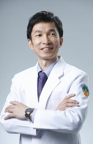 青木厚先生●あおき内科さいたま糖尿病クリニック院長。2010年、40歳で舌がんを患う。再発予防のため16時間断食法を開発・実践。16Kgの減量にも成功。