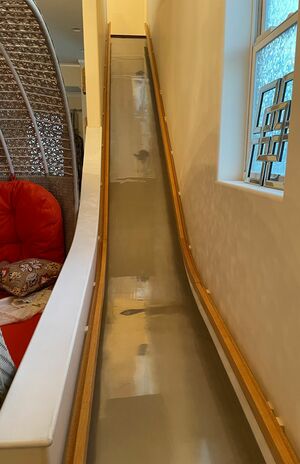 自宅内の滑り台。階段を使って下りるより早いという