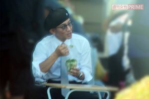 2025年7月下旬、劇場版『教場』撮影の休憩中、椅子に座ってかき氷を食べる木村拓哉。周囲のスタッフを笑顔でねぎらう様子も