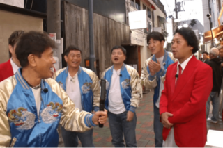 “まっちゃん”の店を訪れるガキメンバー（『ガキ使』公式HPより）