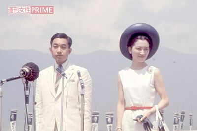 昭和41年8月、『日本ジャンボリー』が開かれた岡山・日本原高原でご挨拶される上皇ご夫妻。