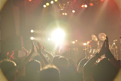 有岡大貴と知念侑李、ペアルック＆ビール片手に音楽フェス参戦