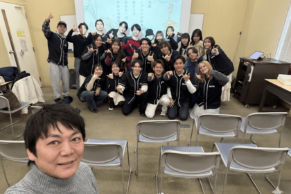 ゼミの学生たちと。明治大学で「最も人気のゼミ」に選ばれたこともある