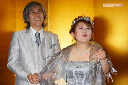 M-1審査が話題になった山田邦子、実業家の夫との結婚記念写真