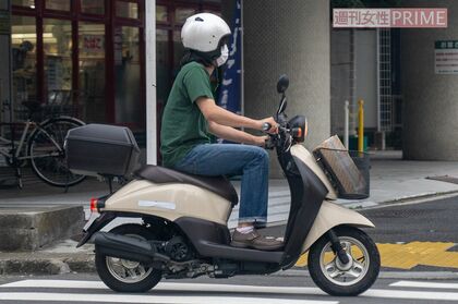 加納の住むマンションから原付で出かける『ザ・ラヂオカセッツ』の山下秀樹