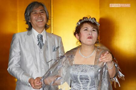 2010年の「山田邦子50歳、芸能生活30年、結婚10年」パーティーで、夫の後藤史郎さんと記念撮影