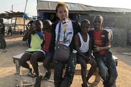 電子機器などの廃棄物という先進国の“闇”を受け入れてきた場所に住む子どもたちに笑顔を届けてきた　(c)MAGOCREATION