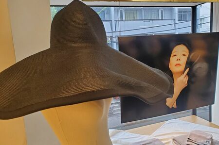 ファンイベントで展示されていた明菜が手に持つ帽子