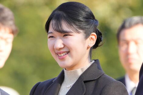 愛子さま、盆栽展で実現した“仲良し女性皇族”とのコラボ公務…天皇陛下と雅子さまは“えんじ色リンクコーデ”を披露