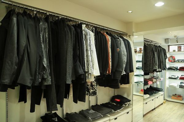 蝶野がプロデュースし、マルティナさんがデザインを手掛けるファッションブランド・アリストトリスト店内。服やサングラスといったアイテムが並ぶ　撮影／森田晃博　アリストトリスト（http://www.aristrist.com/）