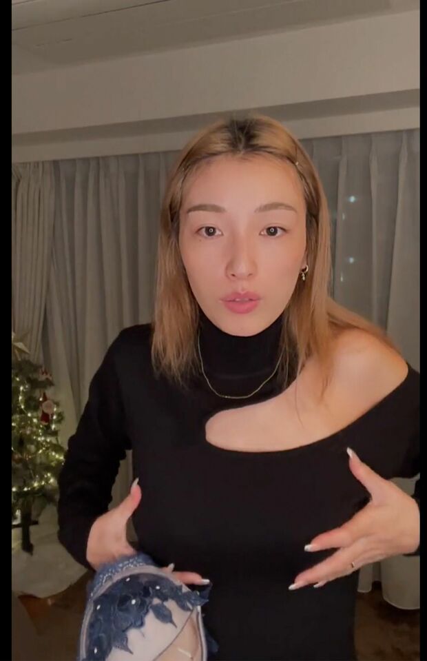 自身がプロデュースした『LibertadMariposa』のランジェリーを身につけてアピールする木下優樹菜（公式インスタグラムより）