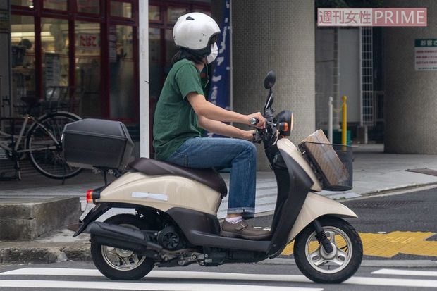 加納の住むマンションから原付で出かける『ザ・ラヂオカセッツ』の山下秀樹
