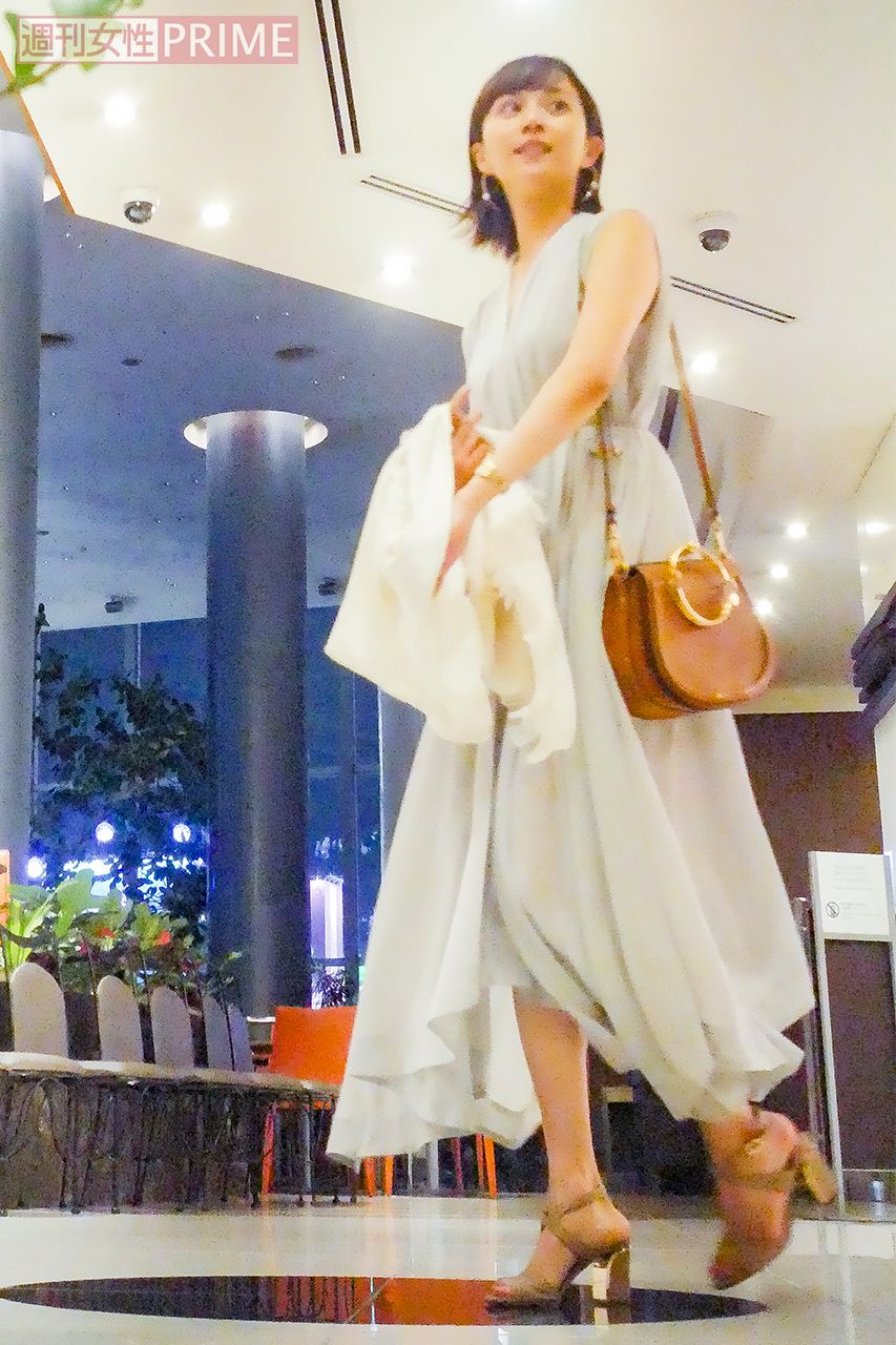 比嘉愛未　エレガントなワンピースで登場した。美貌は相変わらず