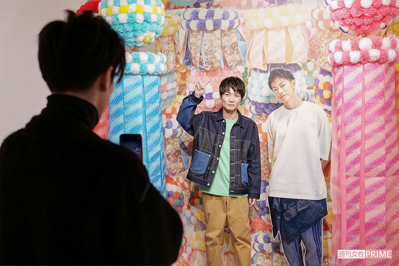 3月25日、会場にふたりの姿が。特大パネルにサインを入れたり、木彫りのチャウチャウを抱き上げたり。さらには、フォトスポットでの撮影など終始、仲よし＆楽しそうでした