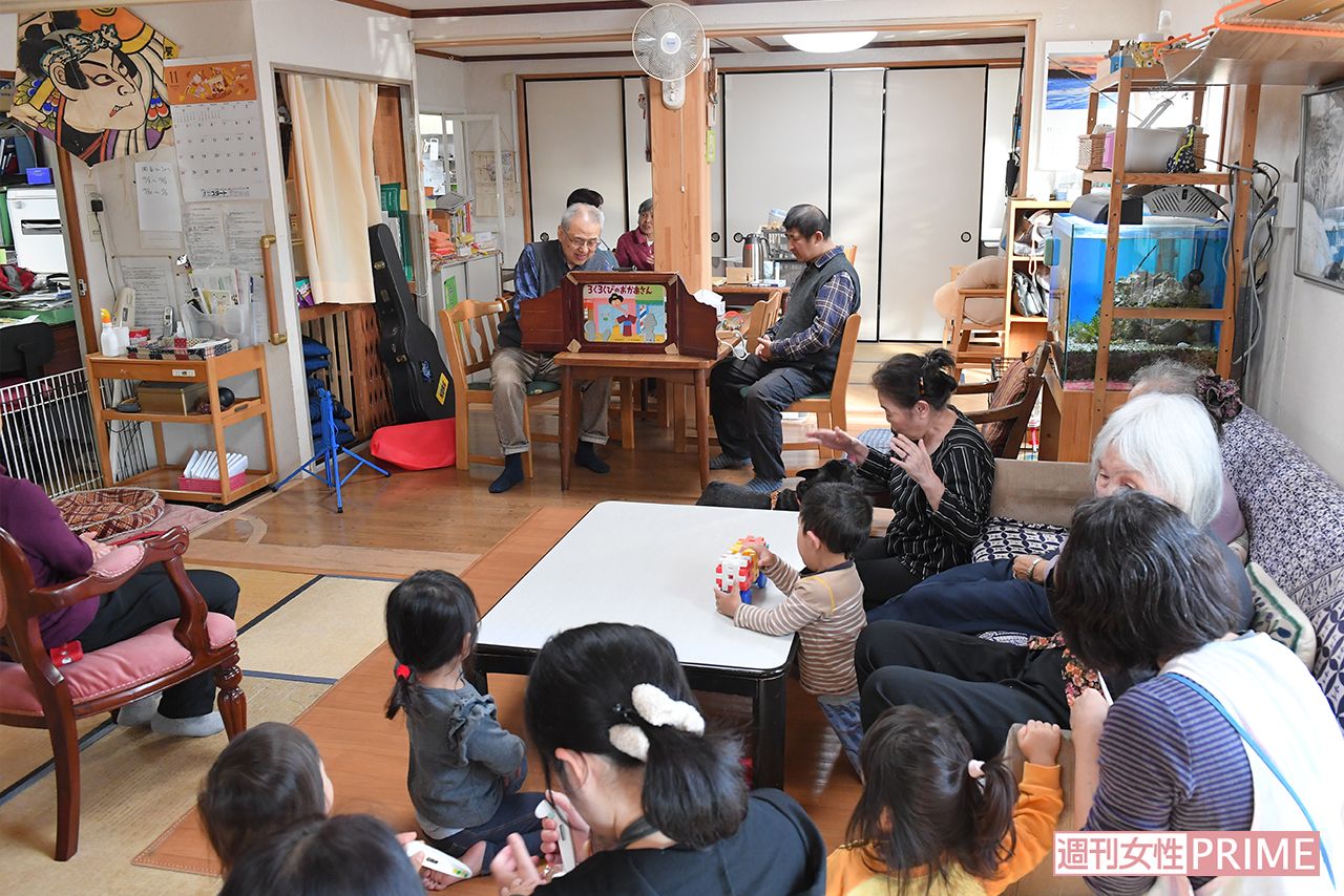 国分寺「学びの広場」の青年とスタッフが訪れ、紙芝居を見せてくれた　撮影／渡邉智裕