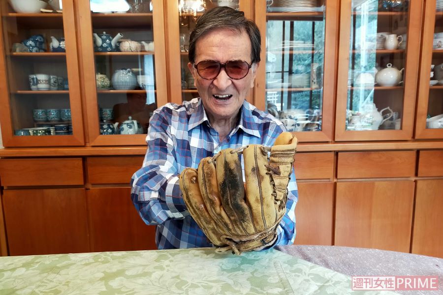 佐々木信也さんがはめているのが、今の天皇陛下、当時9歳だった浩宮さまにお貸ししたグローブ