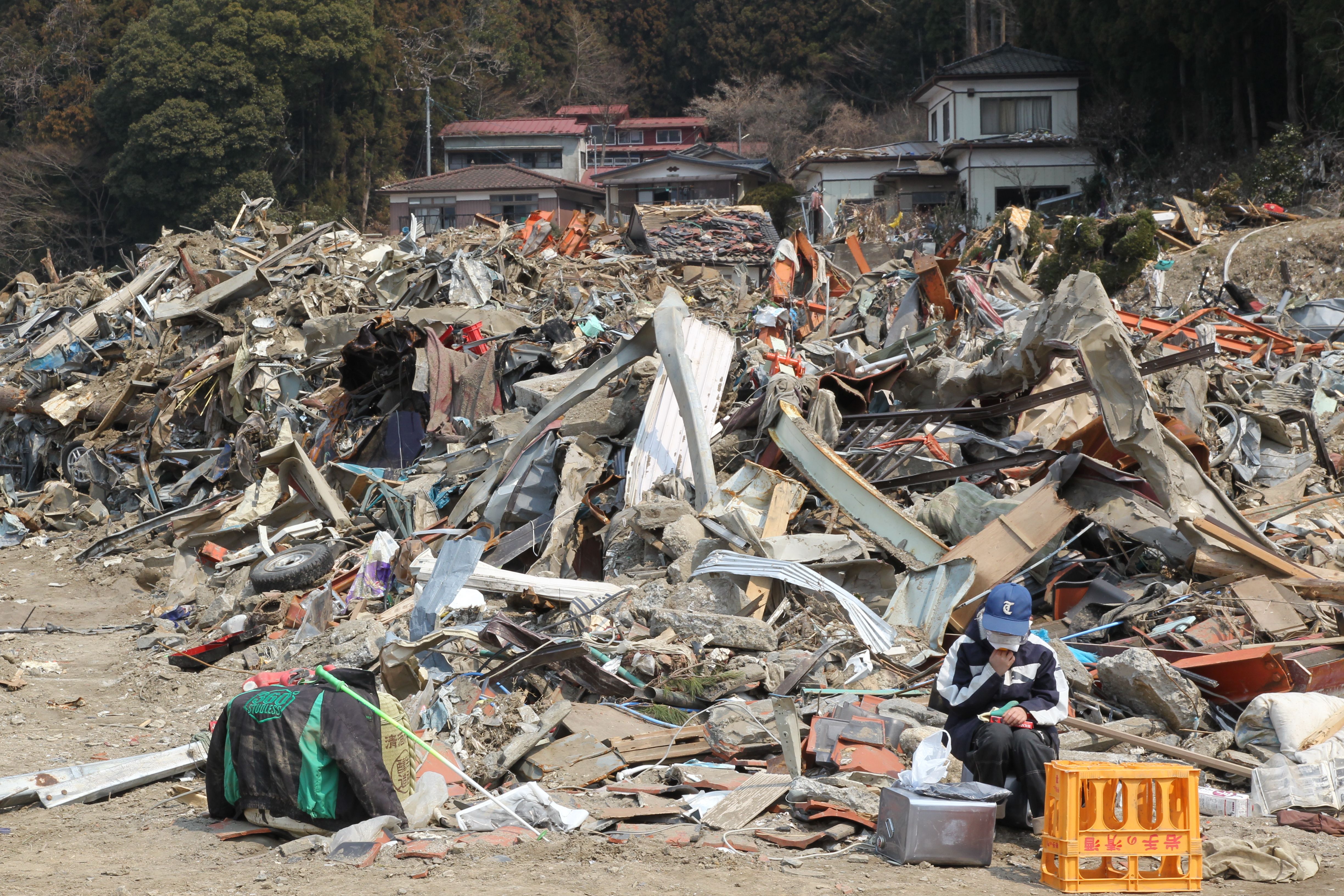 自分の家があった場所を訪ねる住民の姿がちらほら（陸前高田市、2011年3月29日〜4月1日）