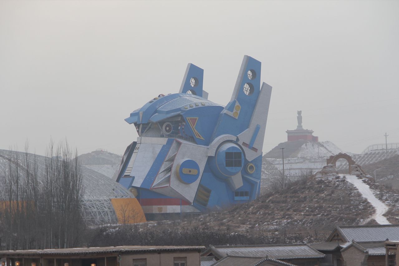 甘粛省の巨大すぎるオプティマス・プライムの頭部。（撮影／関上武司）