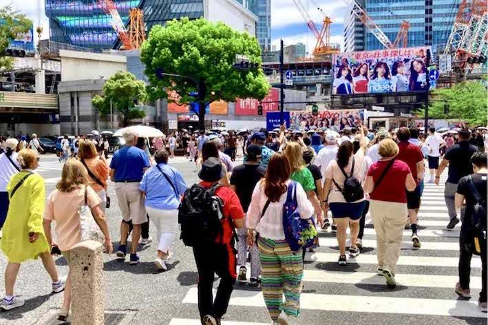 近年、日本の観光地は外国人も含めて大挙して人が押し寄せ、観光地なのに観光できないオーバーツーリズムの問題も